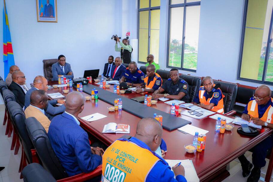 AmbHenriMova's tweet photo. Un plan anti-embouteillages,on y travaille depuis ce vendredi avec la police,la sécurité routière,l'Association des Chauffeurs du Congo)et d'autres acteurs sociaux.Ensemble,combattre ce fléau qui coûte cher à l'économie(Exemple,perte de 15 milliards d'euros sur 15 ans en France). https://t.co/lUyK1abQTI