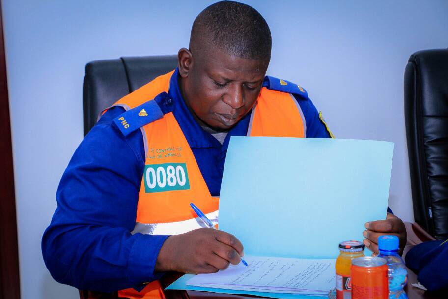 AmbHenriMova's tweet photo. Un plan anti-embouteillages,on y travaille depuis ce vendredi avec la police,la sécurité routière,l'Association des Chauffeurs du Congo)et d'autres acteurs sociaux.Ensemble,combattre ce fléau qui coûte cher à l'économie(Exemple,perte de 15 milliards d'euros sur 15 ans en France). https://t.co/lUyK1abQTI