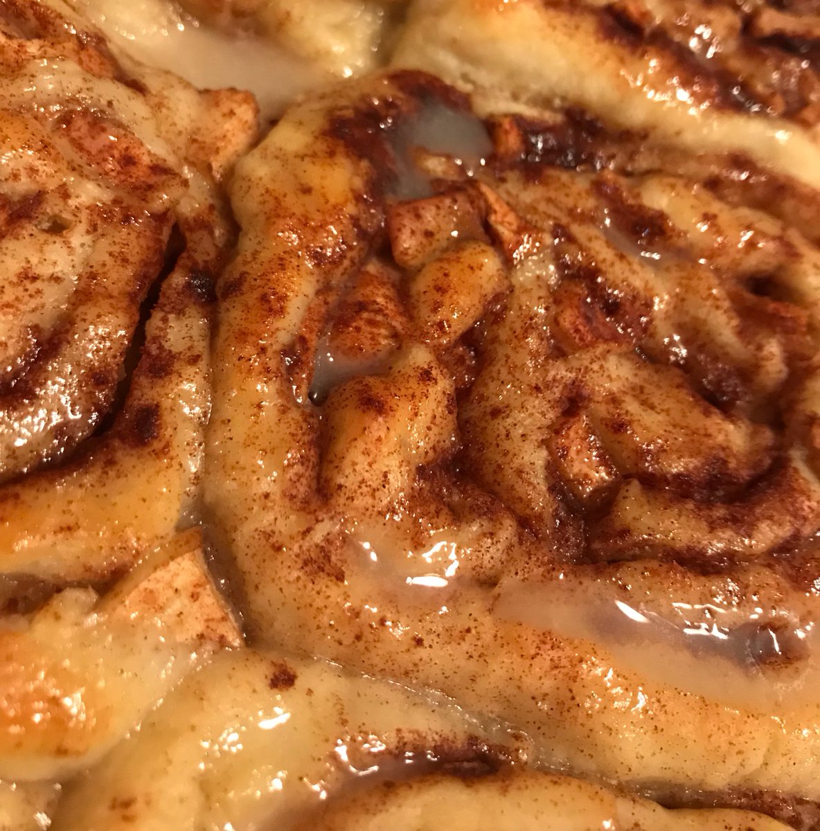 SweetTiasBakery's tweet image. still a go to recipe! a customer requested a cinnamon lovers package and you guys know I had to include my APPLE CINNAMON ROLLS 🤤 freshly baked right out the oven topped w. vanilla icing! extra cinnamon &amp;amp; apples is the key to this yummy dessert! 🍎🔑✨