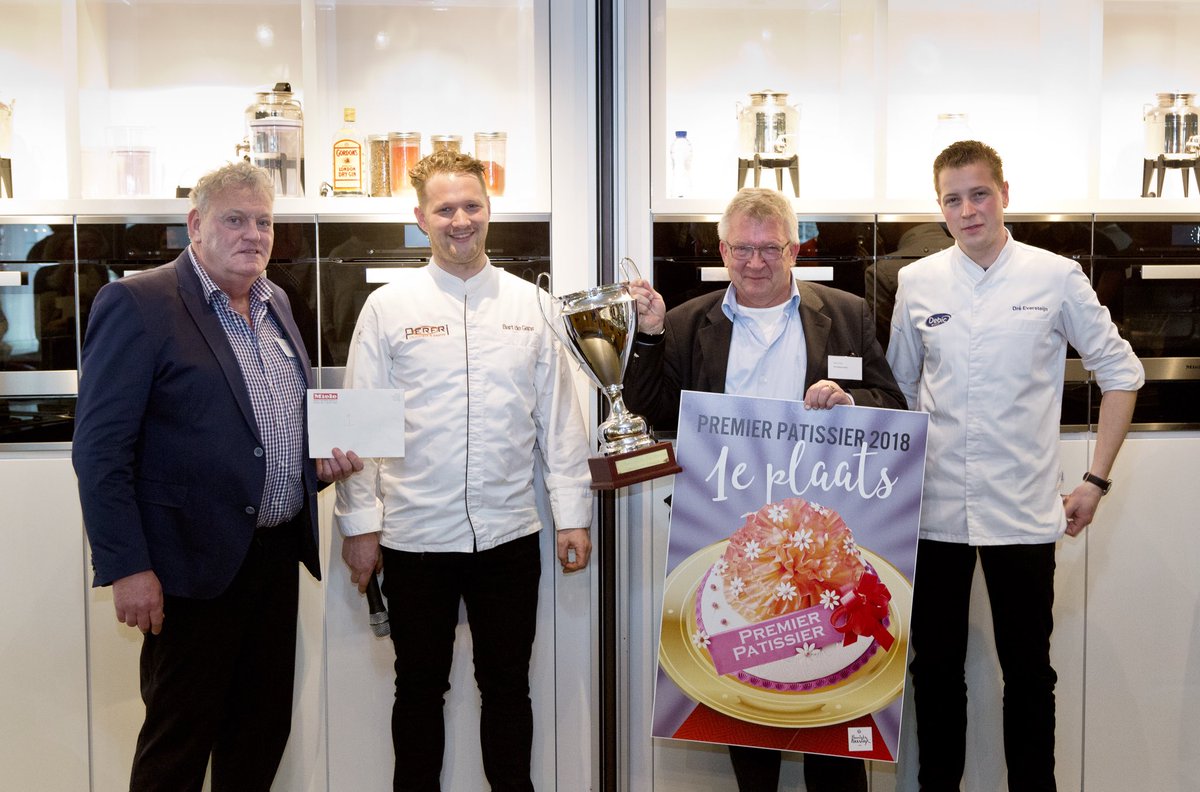 Vanaf vandaag is ons nieuwe winnende product; - Moulleux pistache aux framboise - verkrijgbaar! 🏆🥇 Proef jij m als een van de eersten?! #premierpatissier2018 #1eprijs #heerlijkenheerlijk #banketbakkerijstoffer #topteam #nieuwproduct #amandelen #pistache #framboos