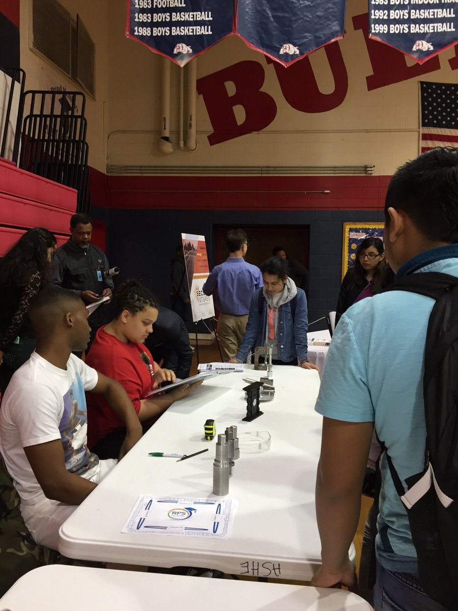 RPS_Schools's tweet photo. Happy Friday RPS Family from the @bulldogfamily_ who hosted the STEM/CTE Job & Career Fair yesterday and gave students AND adults the opportunity to talk one-on-one with professionals from over 20 local and national companies, organizations and universities #RPSSTEM #WeAreRPS https://t.co/IGf4u7SjY9