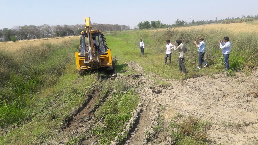 EeMvvnl's tweet photo. Visited village electrification near AONLA @mdmvvnl @cebarilly #saubhagyainup https://t.co/FzBE4ZOq00
