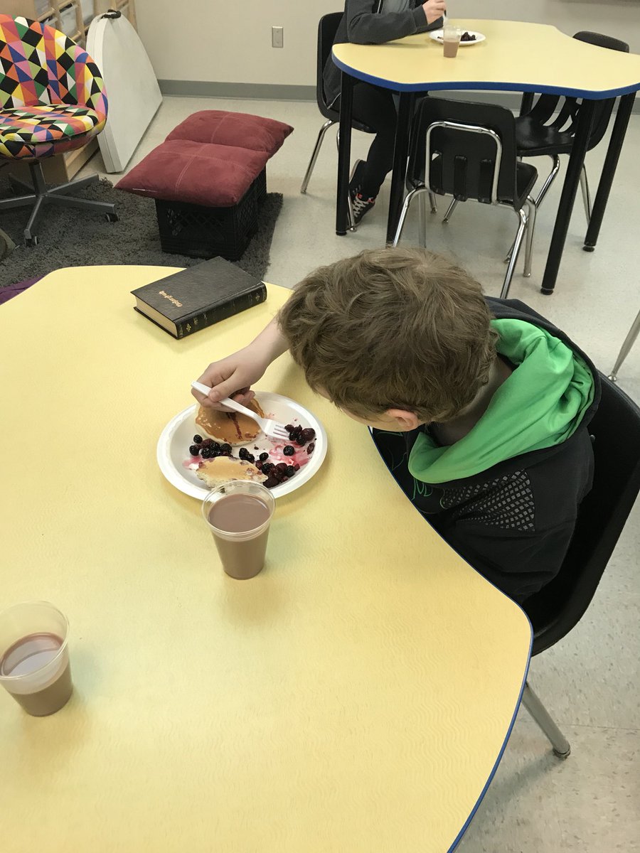 hawksgod88's tweet photo. Fruity Pancakes Friday at #RMAP #healthyschoolcup2018 #prsd8 @MovingChoosing https://t.co/W029f8HBsR