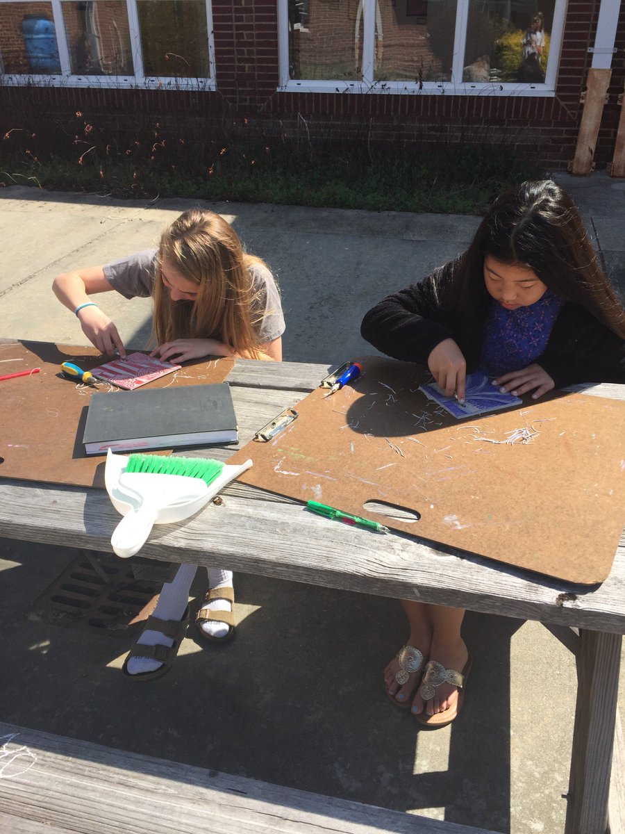 OakKnollMS's tweet photo. It's a beautiful day to be creative outside! #knightsarebright #creativeknights https://t.co/kcvoAznLVZ