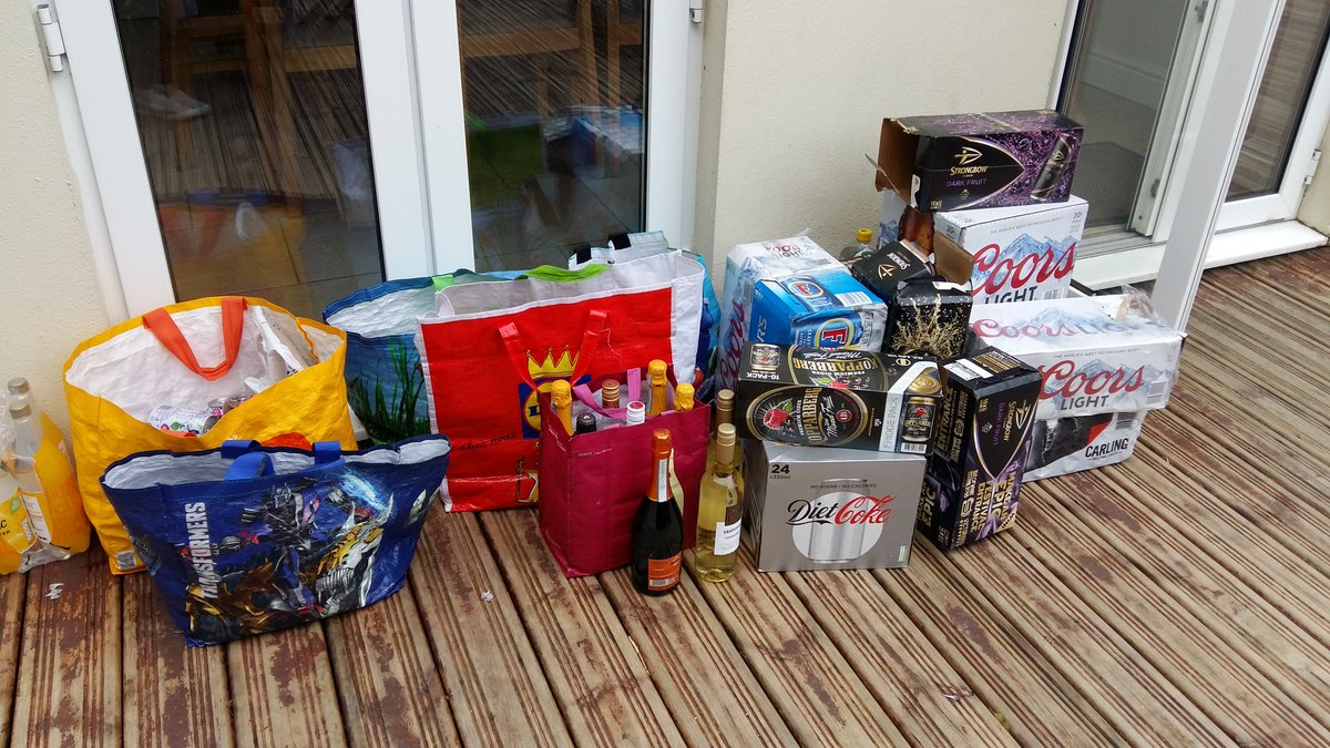 teridew69's tweet photo. Let the games begin #girlsweekend #Plwmp #westwales #hottub 😀🍺🍾🍷🍸❤ @lil_bill80 @jacobrees123 @sharonbadham1 @MichelleSlatt13 @polly2123 https://t.co/vlu1VKAEzP