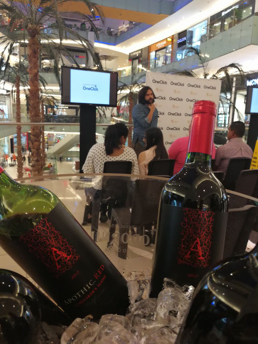 Agoramallrd's tweet photo. Ayer pasamos un rato lleno de creatividad y buen humor, compartiendo con @poteleche en el taller #ClickWithThePros con ofrecido por #OneClickRD https://t.co/clItL1glqV