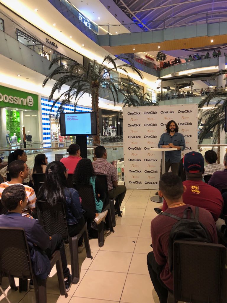 Agoramallrd's tweet photo. Ayer pasamos un rato lleno de creatividad y buen humor, compartiendo con @poteleche en el taller #ClickWithThePros con ofrecido por #OneClickRD https://t.co/clItL1glqV