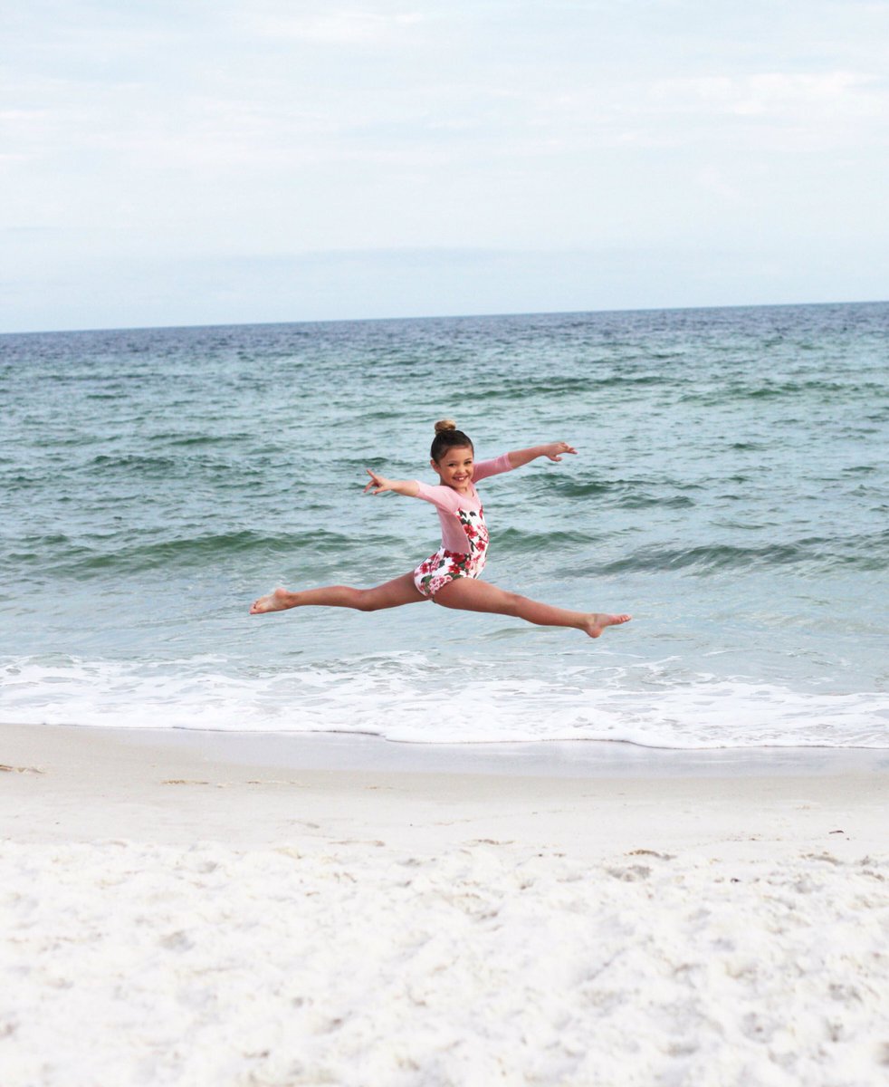 DancerEmelia's tweet photo. Living that #beachlife in my JDC leo!! https://t.co/35nbhIY7xU