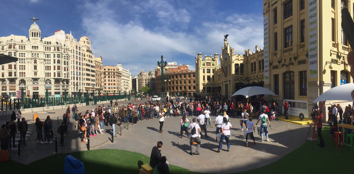 JanireMS's tweet photo. #GoogleActívate en #Valencia. Haciendo cositas chulas que te sacan una sonrisa aunque sea trabajando en finde 😊😍 #batucada https://t.co/8jrHhpSjIj