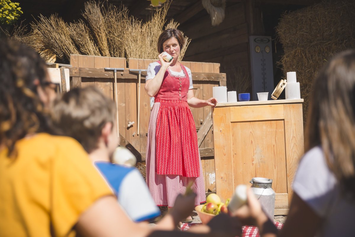 #FattoriaDidattica, visite guidate, #degustazioni e #animali da coccolare: i vostri piccoli si divertiranno a scoprire un mondo così dolce e famigliare!
Ecco la #ScuoladelleContadine: valdisole.net/IT/La-Scuola-d…