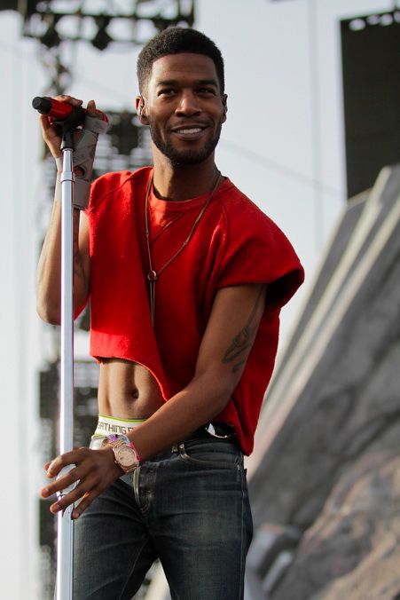 sadaboutchiffon's tweet photo. anyway, here's Kid Cudi in a crop top. https://t.co/wZEfwwXCYs