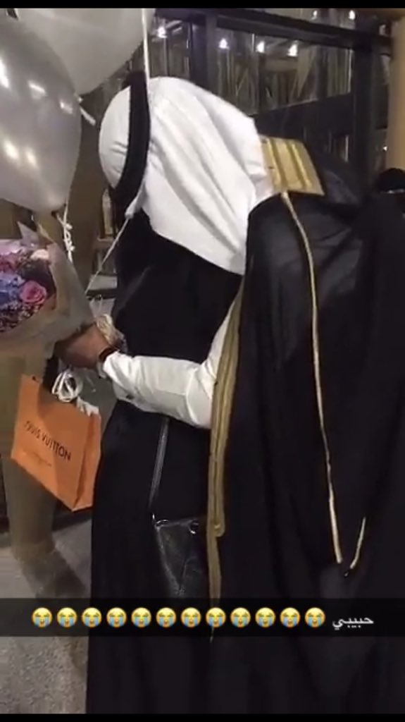 azzozs's tweet photo. ولم يكن الطريق يوماً موحشاً بوجودكما، وأنتما النهاية التي لها أرجو وأسير، هذي اللقطة كانت حفل تخرجي ❤️ الله لايحرمني وجودكم يارب ❤️❤️❤️❤️ https://t.co/IL4sl4NP43