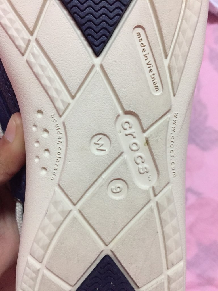 lilmine13's tweet photo. Authentic Crocs unisex ! 780 only !! 
still presentable size 9 
Used trice never napo nagamit https://t.co/rH5TjSVR5Y