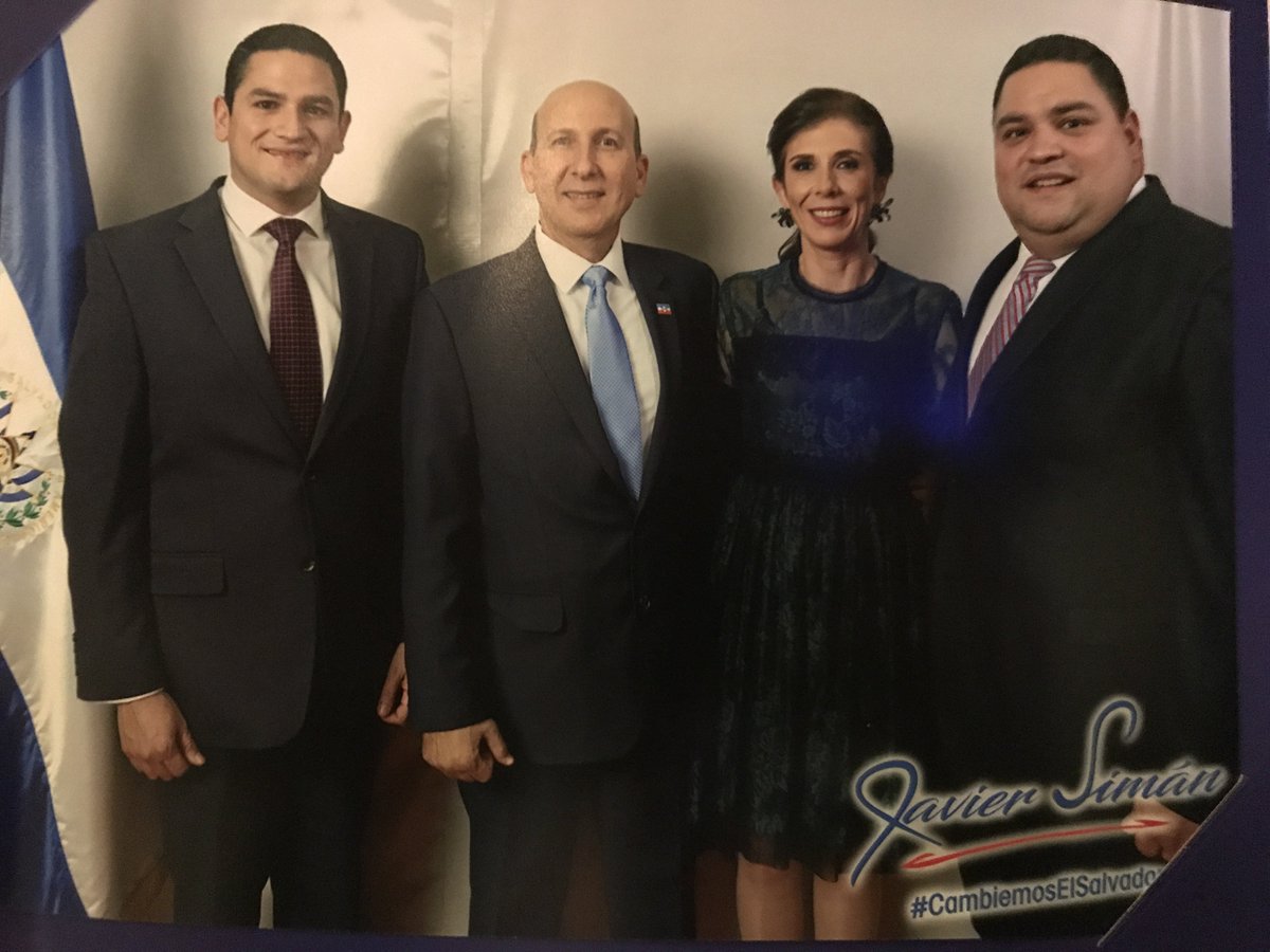 MCDIM10's tweet image. Nuestro país esta en juego, o salimos de esta crisis o nos hundimos del todo. Respeto a todos los precandidatos y los admiro por su sacrifico pero no tengo duda que el único con quien podemos ganar la eleccion general y con quien saldremos adelante es @JaviSiman #ApoyoASiman