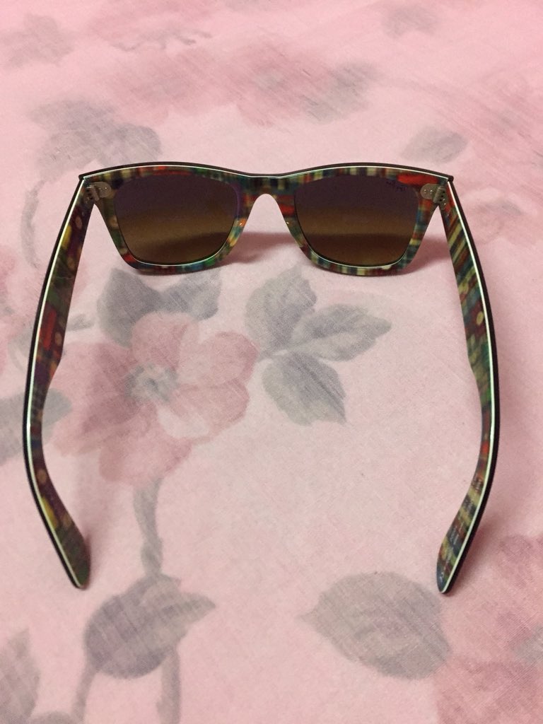 lilmine13's tweet photo. Authentic Ray-ban for sale!! 
💯brand new no flaws 
balik mo sakin pag class A!! 
gift ng tita ko from US 
selling it for 4200 only !! https://t.co/w209ktdsSQ