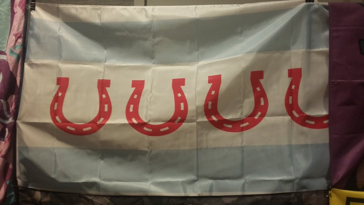 Brand new Chicago themed pony pin and flag just for <a href="/WhinnyCityPony/">Whinny City Pony Con</a> this weekend at Table 16 in the Vendor Hall