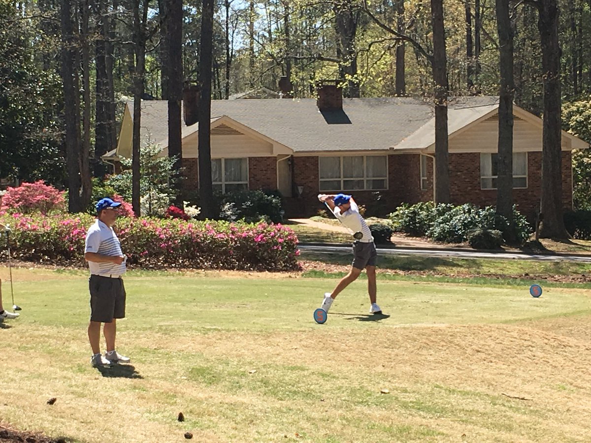 Assistant <a href="/Bobheintzgolf/">Bob Heintz</a> and <a href="/AdrienPendaries/">Adrien Pendariès</a> on 9 tee