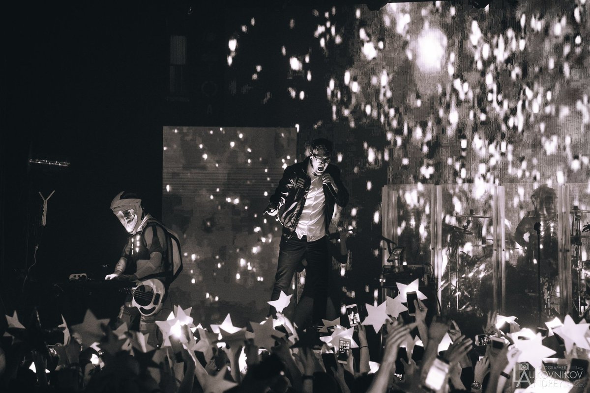 yourdreadbread's tweet image. It was too incredible too beautiful I can't put emotions into words
@starsetonline thank you for sharing your starlight with us ✨
And for this cool photo
(And special thanks to @dustieboots for that acapella Everglow part. It was breathtaking even without music)
Come back soon💙