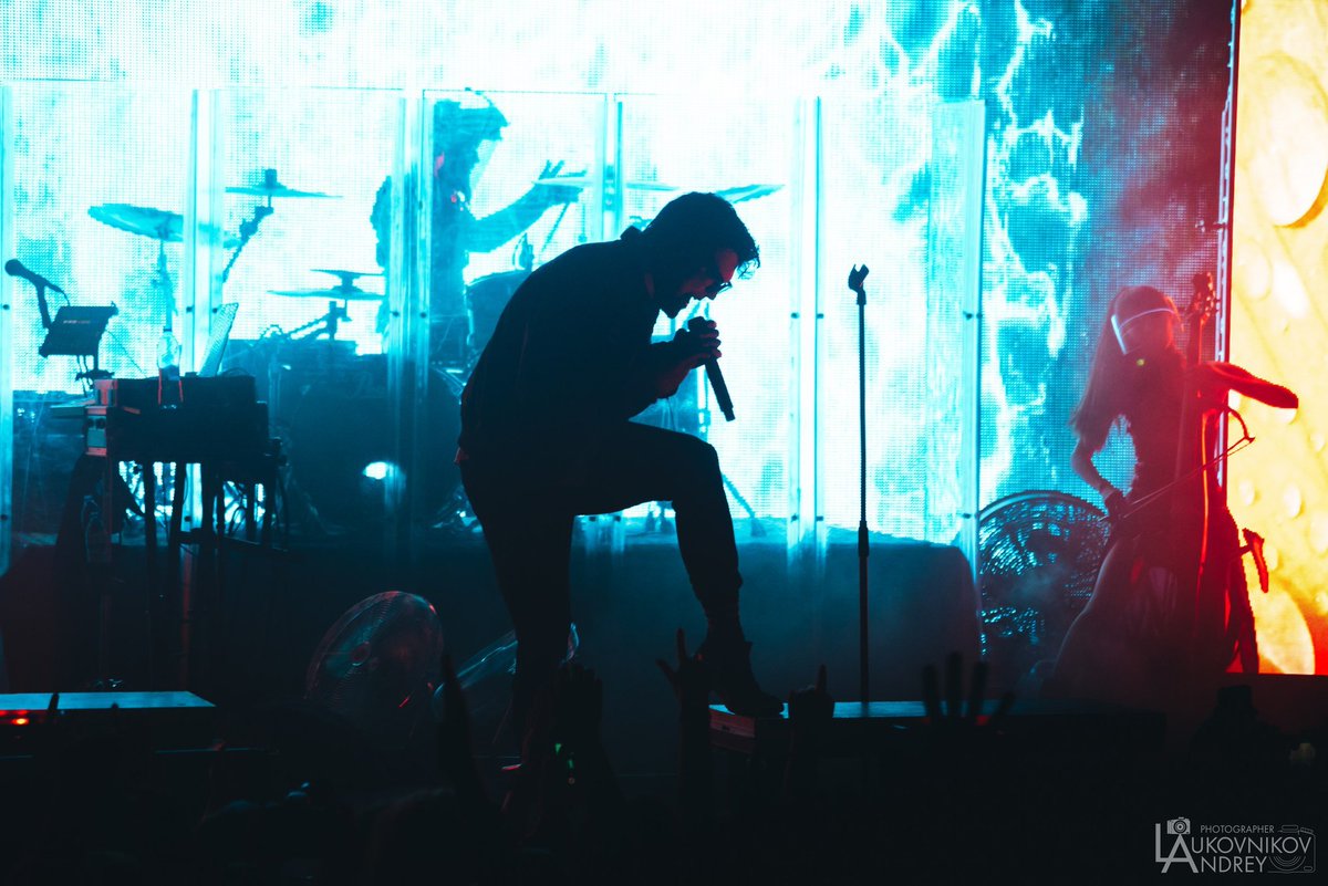 yourdreadbread's tweet image. It was too incredible too beautiful I can't put emotions into words
@starsetonline thank you for sharing your starlight with us ✨
And for this cool photo
(And special thanks to @dustieboots for that acapella Everglow part. It was breathtaking even without music)
Come back soon💙