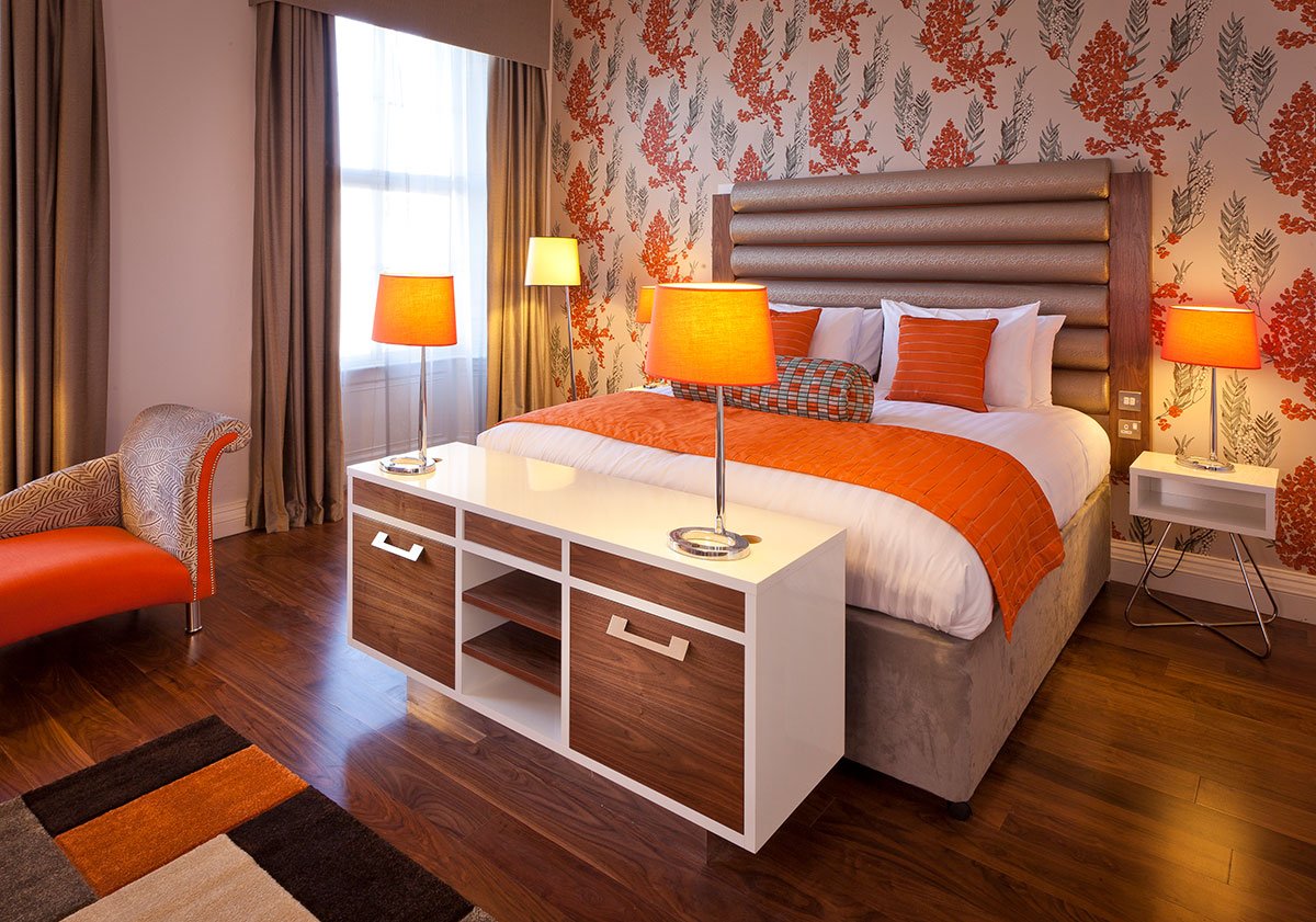 Each guestroom at our boutique #Edinburgh hotel @IndigoEdinburgh    is individually decorated reflecting the neighbourhood story with details of Edinburgh’s rich history and Summer Festival traditions. edinburgh.hotelindigo.com