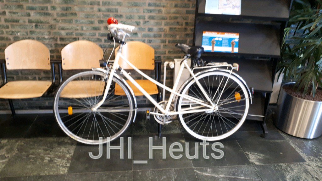 POL_JHeuts's tweet image. Even wat te eten halen resulteerde in een hulp verlening aan een gevallen fietser. Eerste hulp verleend aan dame die met kin op wegdek terecht gekomen was. Flink bloedende snee in haar kin en duizelig. Door ambu meegenomen naar SEH. 
Fiets gestald op bureau. #beterschap