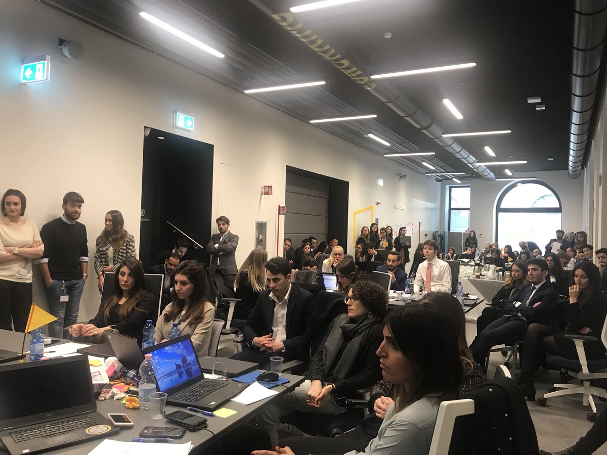 I ragazzi del People Advisory Services di EY in Wavespace con i clienti e i partner a co-creare le competenze del futuro <a href="/EY_Italy/">EY Italy</a>