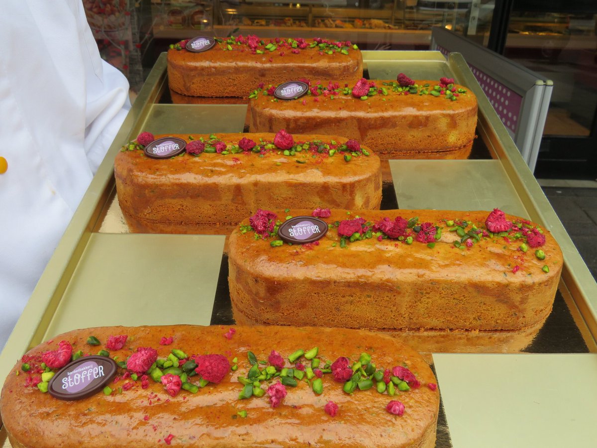 Ons winnende product! Moulleux pistache aux framboise. Oftewel rijke amandel cake met gehakte pistachenoten en een pâte aux Fruits (frambozen)🥇🏆 Vanaf vandaag verkrijgbaar! #premierpatissier2018 #banketbakkerijstoffer #pistache #amandel #framboise  #eersteprijs