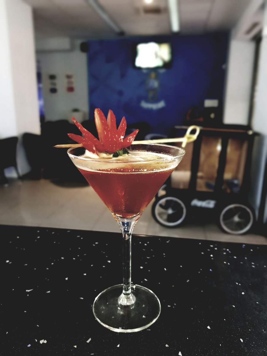 Monteluna1's tweet photo. El Cóctel Monteluna

Este fín de semana:
"Manhattan"

Coctel elaborado con whisky de bourbon Maker´s Mark, Vermouth Martini Rosso y un chorrito de angostura.
Cóctel a 6€. Disfrútalo este fin de semana a 5€.

¡Os esperamos!

#monteluna #coctelmonteluna #findesemana #manhattan https://t.co/GubZVN9yGf