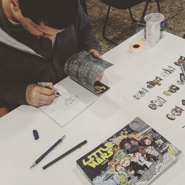 AfterCOMIC's tweet photo. Nuestro compañero @danizarzuelo muy a tope estos días con sus #LittleWars. Ayer, firmando en @FICOMIC_salon, ahora, en #landromina. Si te gustan los #LittleToons, visita nuestra web y hazte con todos: https://t.co/doluNaPe8S https://t.co/O0vueDgvCo