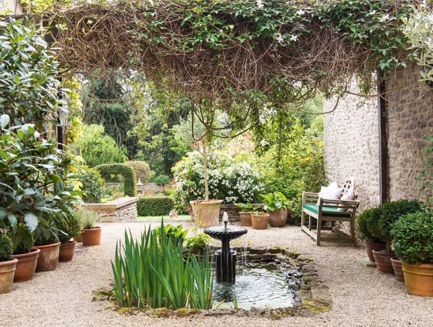 #FridayMotivation Get your garden summer ready with inspiring courtyard designs around the world, from French farmhouses to Venetian villas. A successful scheme includes a mix of materials, groups of planters, a place to sit, or a decorative water feature 🌳 Photo by Colin Poole