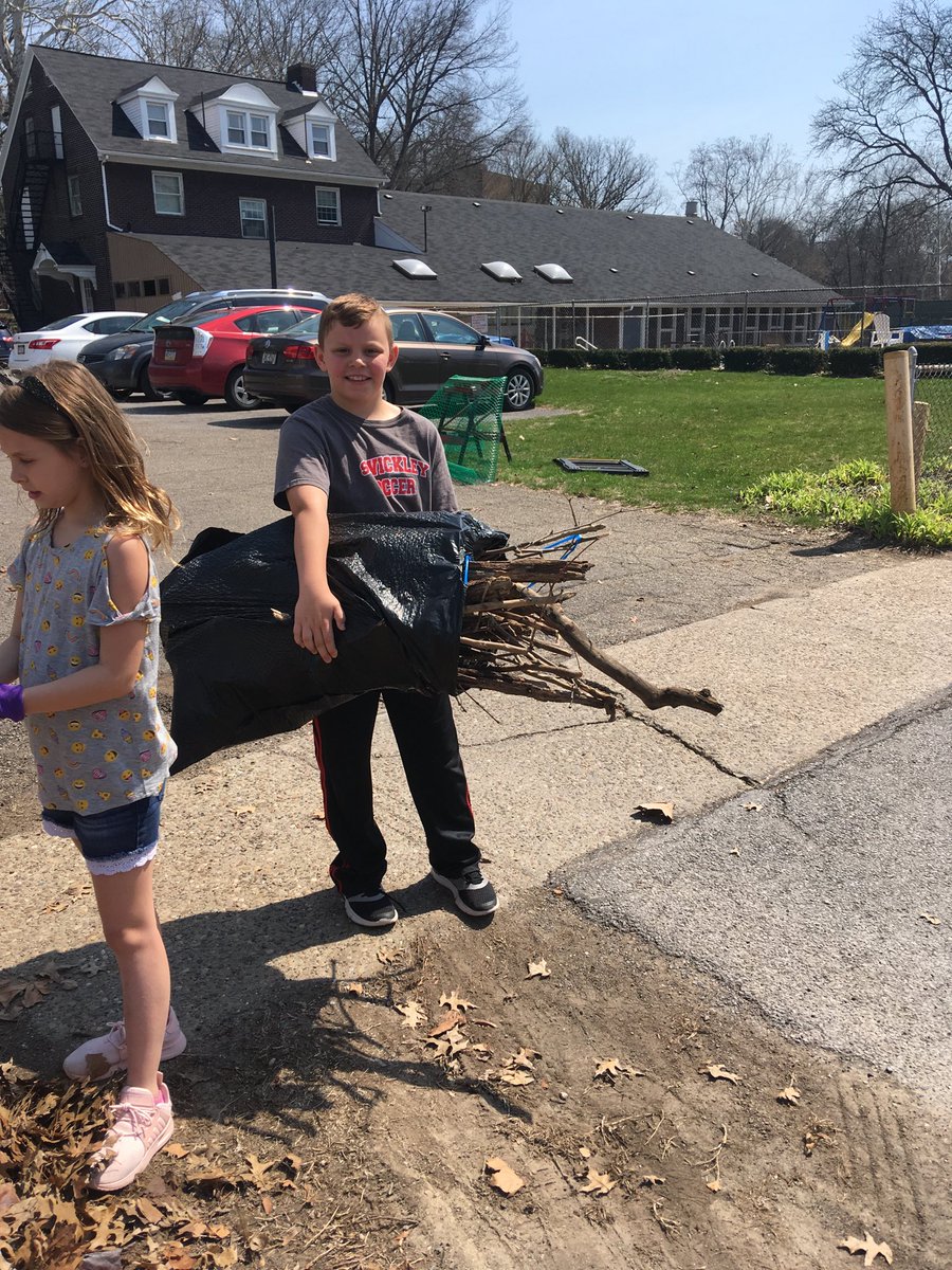 jerilynscott's tweet photo. Grade 4 working hard for the Sewickley Community Center. #SAserves18 https://t.co/pjcqGCjIgW