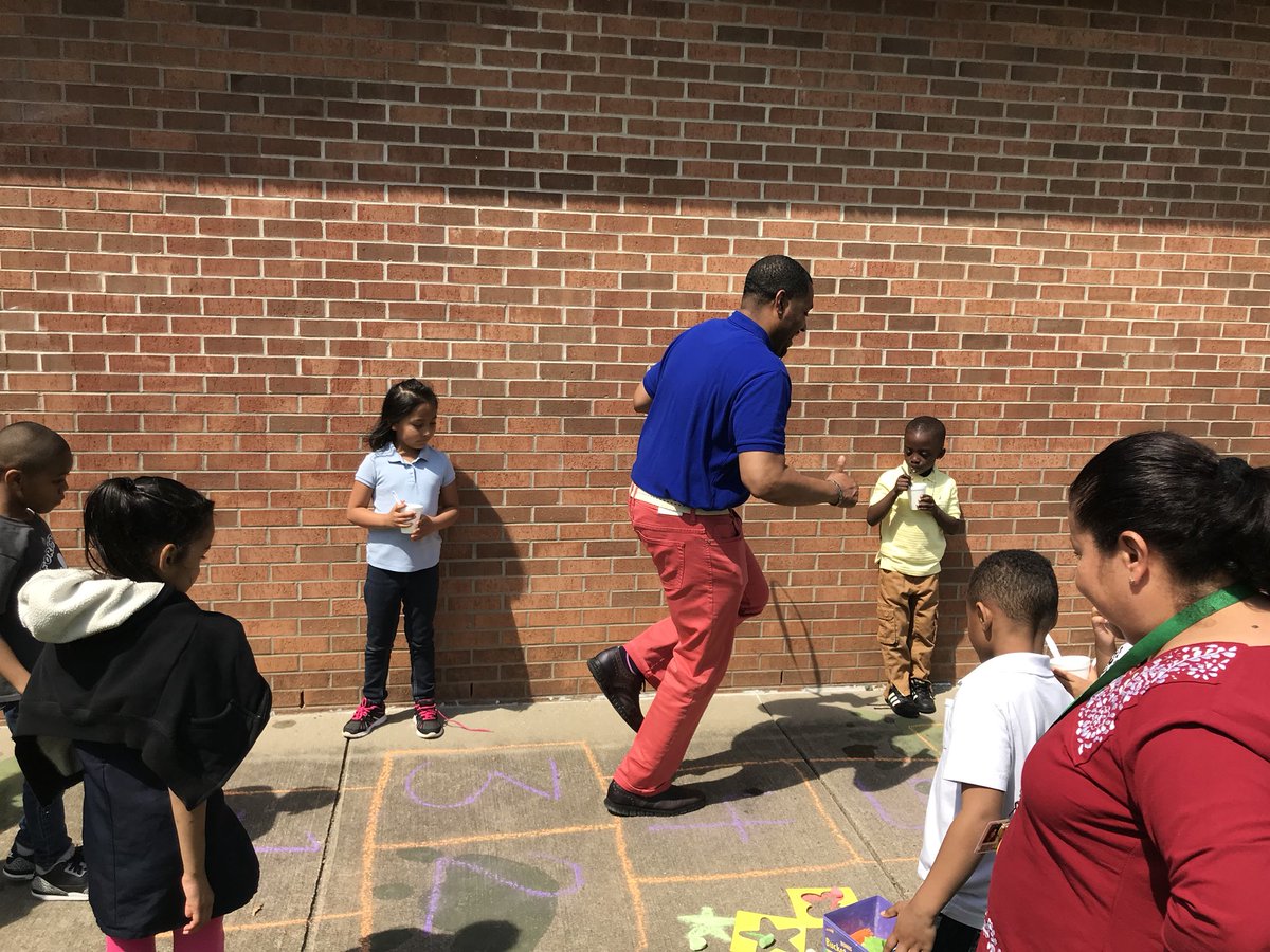Mandie_lee_cain's tweet photo. Mr. Watkins showing the K students how to hop scotch! #pbisincentive #pbisschool #catsbehavior #fpesWORKS 👋🏼👏🏼😂 https://t.co/tQ9lfcGoiw