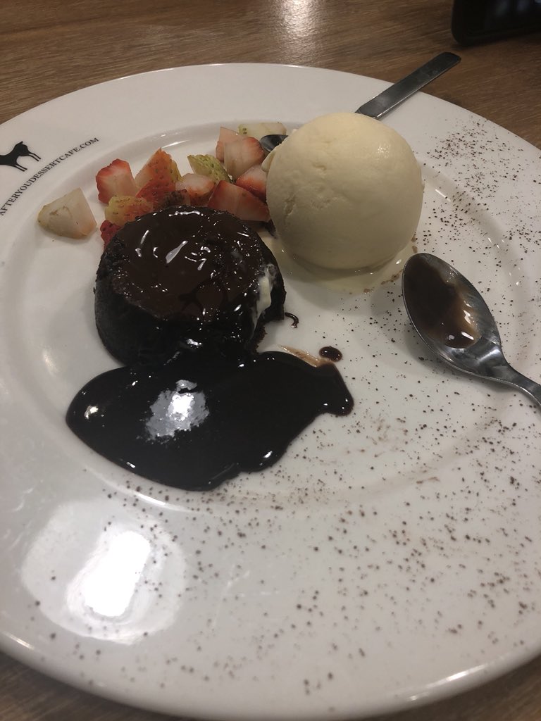 gheaindrawari10's tweet photo. moodbooster bisa juga kaya gini..... kalo ga diet 😭😭😭 https://t.co/IwqXO6yyKQ