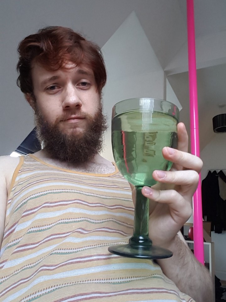 IAmSimplySamuel's tweet photo. Hi all, how's your week going? Mine? Well, I'm ending it with a goblet of gin... #PolePic https://t.co/rNU6jqhdUi