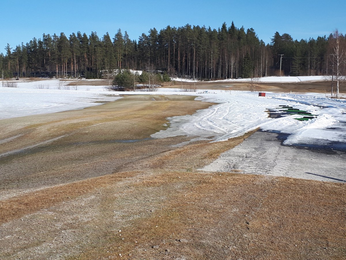 KuortaneG's tweet photo. Range aukeaa lauantaina kello 12.  Lyödään nurmelta, matot on vielä lumen alla. Poletteja (2 euroa) ja rahanvaihtoa on tarjolla klubilla, samoin pikkupurtavaa ja janojuomaa. Tervetuloa hiomaan swingiä kuntoon. #Kuortane #suomenhyväntuulisin #golfkenttä https://t.co/2BQqMqjAwr