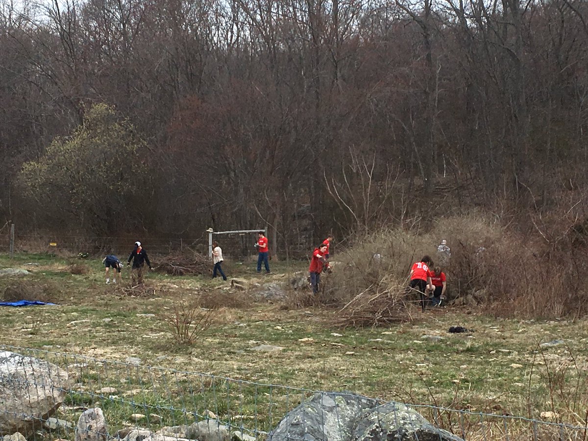 SmallMFH's tweet photo. Thank you Hingham High School Seniors! You are amazing! #thetrustees #volunteer @thetrustees @worldsend02043 @hinghamharbormen #hinghamhighschool #hinghamharbormen https://t.co/kyILcmYS6r