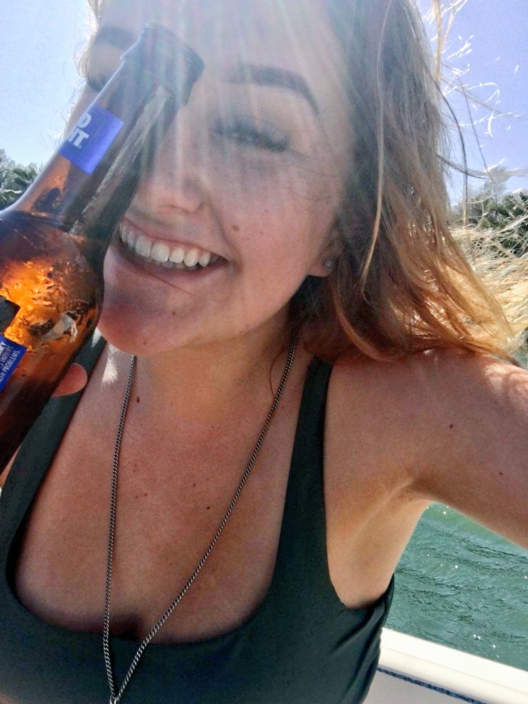 lowkeyallyx's tweet photo. miss Maryjane got attitude like Malibu got beach 😉😘 https://t.co/uhH8cpsVm5