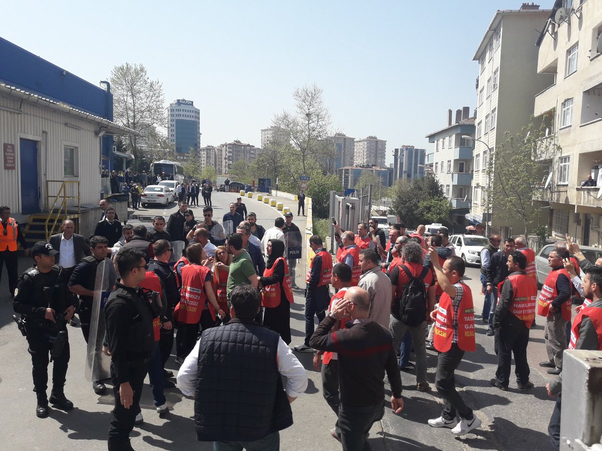 arkucukosmanogl's tweet photo. Real Direnişi, devam ediyor.Bu gün kısa süreli işyerini terk etmeme eylemi yapıldı.Işçi düşmanı Metro, Toma ve çevik kuvet çağırdı.Hemen geldiler.
Ancak, 8 aydan sonra böyle bir eylemin yapılması, Real İşçilerinin
direnişinin kazanacağının göstergesi oldu.Real Direnişi Kazanacak https://t.co/QskHhBob4N