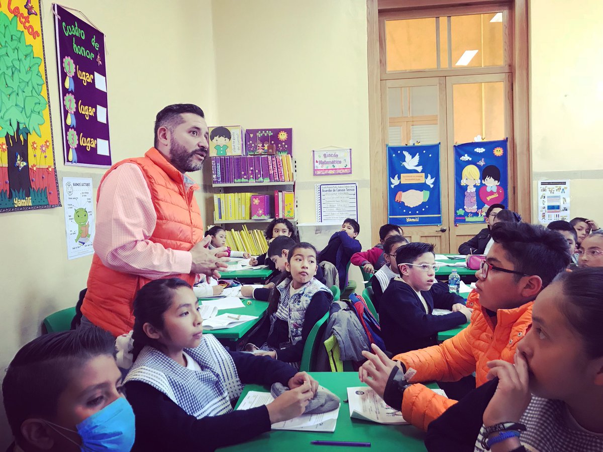 Gabriel_MedinaP's tweet photo. Vamos a ir con las chavitas y chavitos de las primarias de @TolucalaBellaCd a imaginar la ciudad; diseñaremos  y pintaremos las cebras peatonales cercanas a sus escuelas. Esto es #Cebraton #Toluca2018 https://t.co/MBIXY8zfOE
