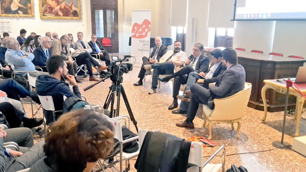 Federmeccanica's tweet photo. "L' #alternanza di qualità non si improvvisa,richiede investimenti per le #scuole e per le #aziende che devono mettere a disposizione degli studenti forme di tutorato di livello. Le aziende svolgono anche un ruolo sociale,da sostenere"@fedvisentin #Impegno https://t.co/KvLyoimrVA