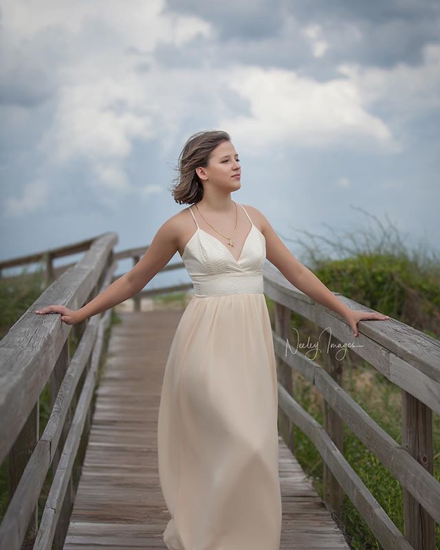Just a princess in a gorgeous setting. #neeleyimages #beachsession #flemingislandphotographer #seniorcollective #seniorpictures ☎️904.226.8934 🌎neeleyimages.com to book your session! ift.tt/2quhatG