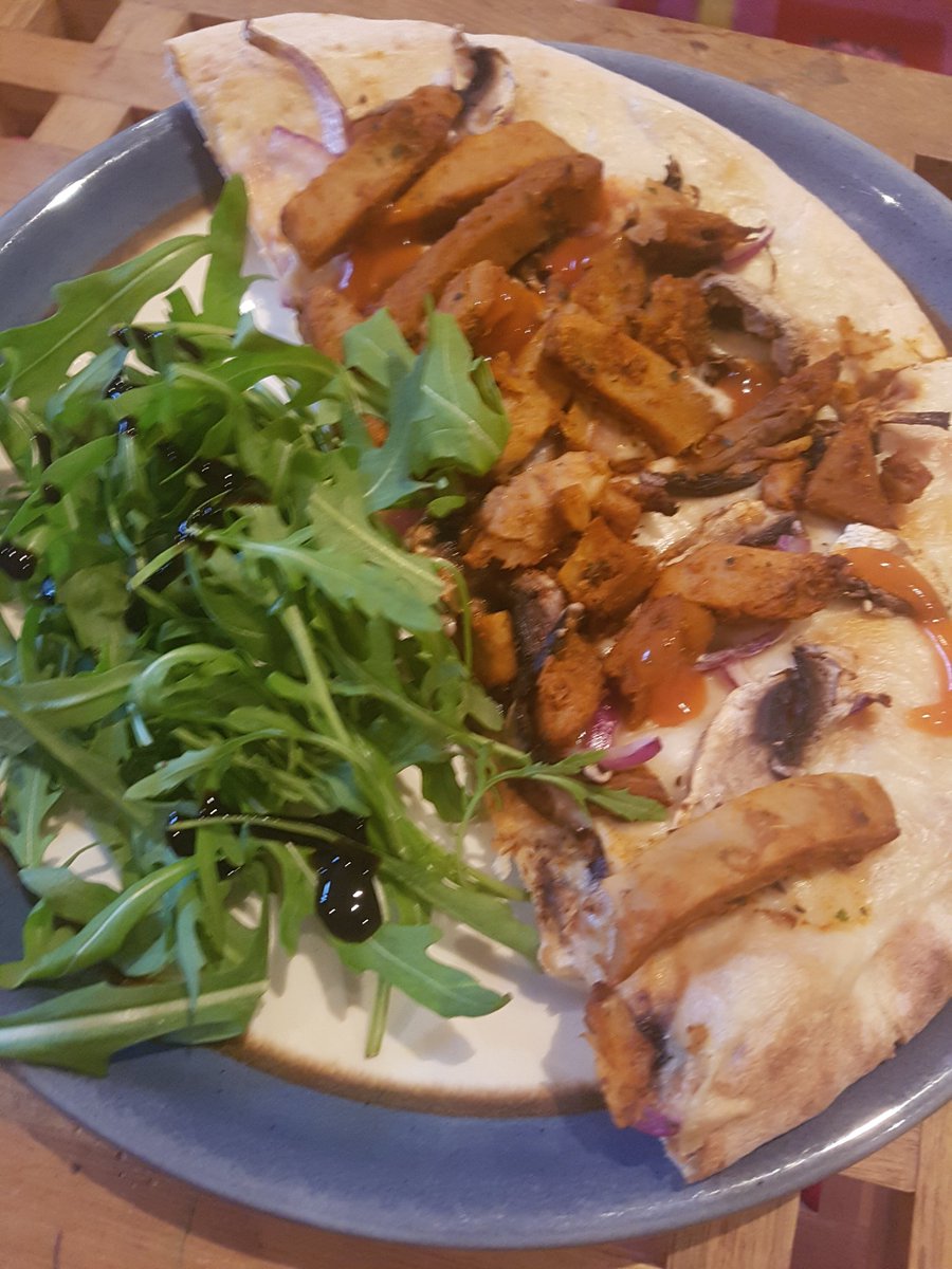 Friday night pizza night 🍕 with homemade cashew mozzarella and kebab spiced <a href="/eat_oumph/">eat_oumph</a> ...so good 👌💚 #vegan #veganpizza #vegancheese