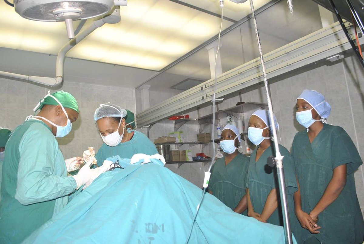 TaasisiyaMifupa's tweet photo. #CarrierDevelopment
Wanafunzi wa Kidato cha 2 kutoka shule ya Sekondari Jangwani ya DSM wakishuhudia upasuaji katika vyumba vya upasuaji MOI.
Wanafunzi hao wana ndoto kuwa madaktari bingwa baada ya masomo yao.
Aidha madaktari na manesi wabobezi wamewatia moyo kusoma kwa bidii. https://t.co/l3ULwmrErS