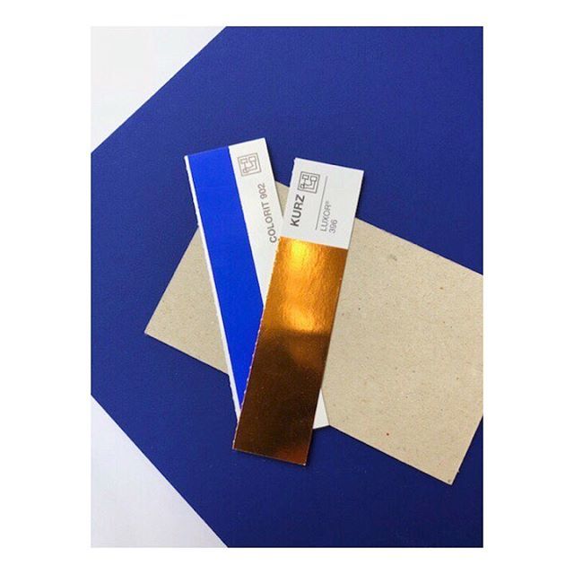 PimpantStudio's tweet image. | In progress | Dernière ligne droite avant l’impression de l’un de nos projets : le choix des matériaux ! 👌🤗
.
.
.
#design #graphicdesign #paper #antalis #fedrigoni #kurtz #directionartistique #artisticdirection #blue #orange #gold #hotfoil #pimpant… ift.tt/2Hi720R