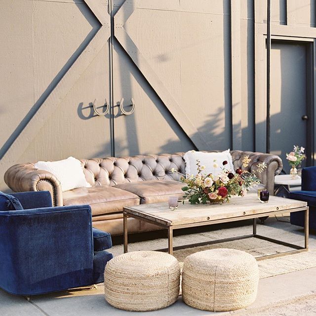 piecesbyviolet's tweet photo. I love this chesterfield, and this morning I love it even more to see it up on @greylikes! 
Photo @lynetteboyle // Planning + Design @kaellalynn // Floral @amandavidmardesign // Venue @kvenues https://t.co/WI7XnBmHyv https://t.co/Ohl2GPWqER