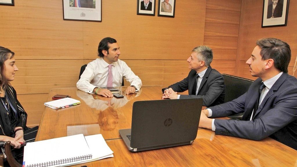 HumanoComunica's tweet photo. Nuestros amigos de @TuPrimeraPega fueron recibidos en el @MintrabChile por el subsecretario @fdoarab, pensando en ayudar a los jóvenes para que accedan a más y mejores empleos. https://t.co/iN6rHm60Jy