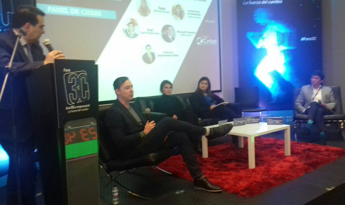 Caroprensa's tweet photo. En #Foro3C @Casarin_Marco contando que la transformación empezó en Microsoft para estar a la vanguardia del cambio y ofrecer esa transformación a nuestros socios de negocio y clientes @MSFTColombia https://t.co/FKhGioqzPg