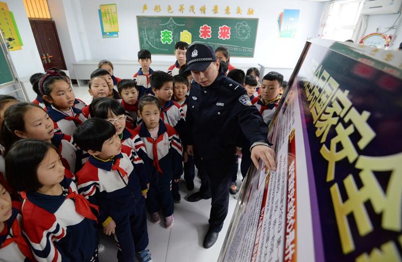 ralphcnb's tweet image. 国家安全教育进校园
National security education goes to campus.
La educación de seguridad nacional va al campus.
article.chinesenewsboard.com/Gov.CN/2018/04…
#ChinaSecurity