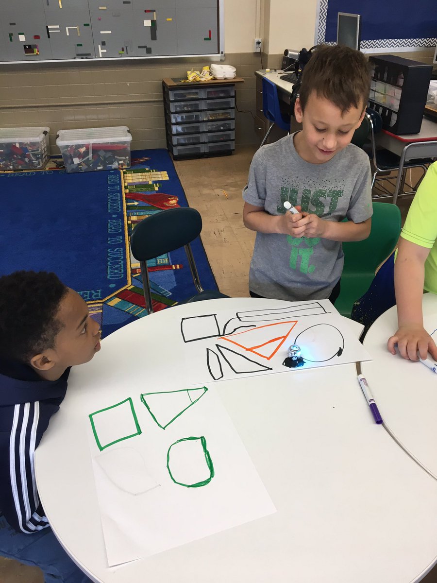 MrsJ_firstgrade's tweet image. A big thank you to @MrsCarlsons for teaching my first graders about Ozobots to prepare for creating maps. #techisfun #Ozobots @LanderElem