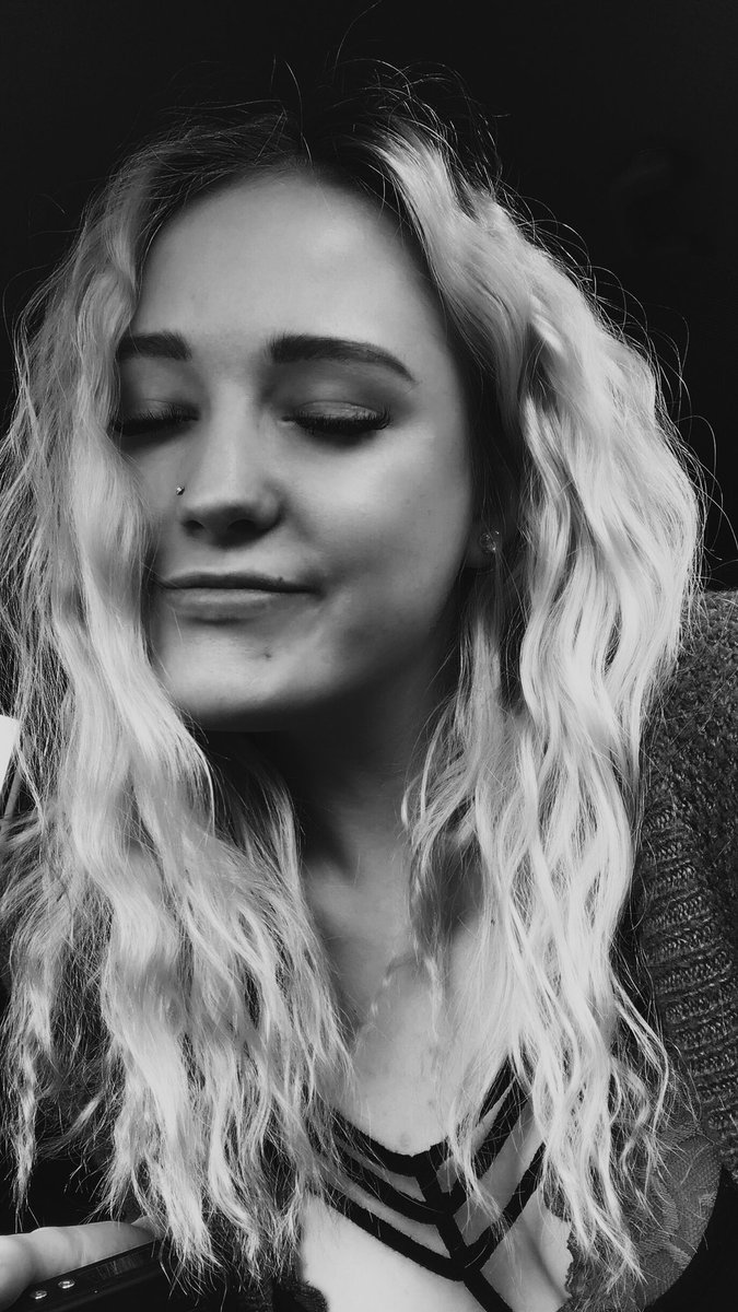 TaylorReneeLuth's tweet photo. life is just as crazy as the mane🦁 https://t.co/qCnN6M6Uxy